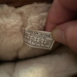 Nearly New!! Tan, size 7 Uggs